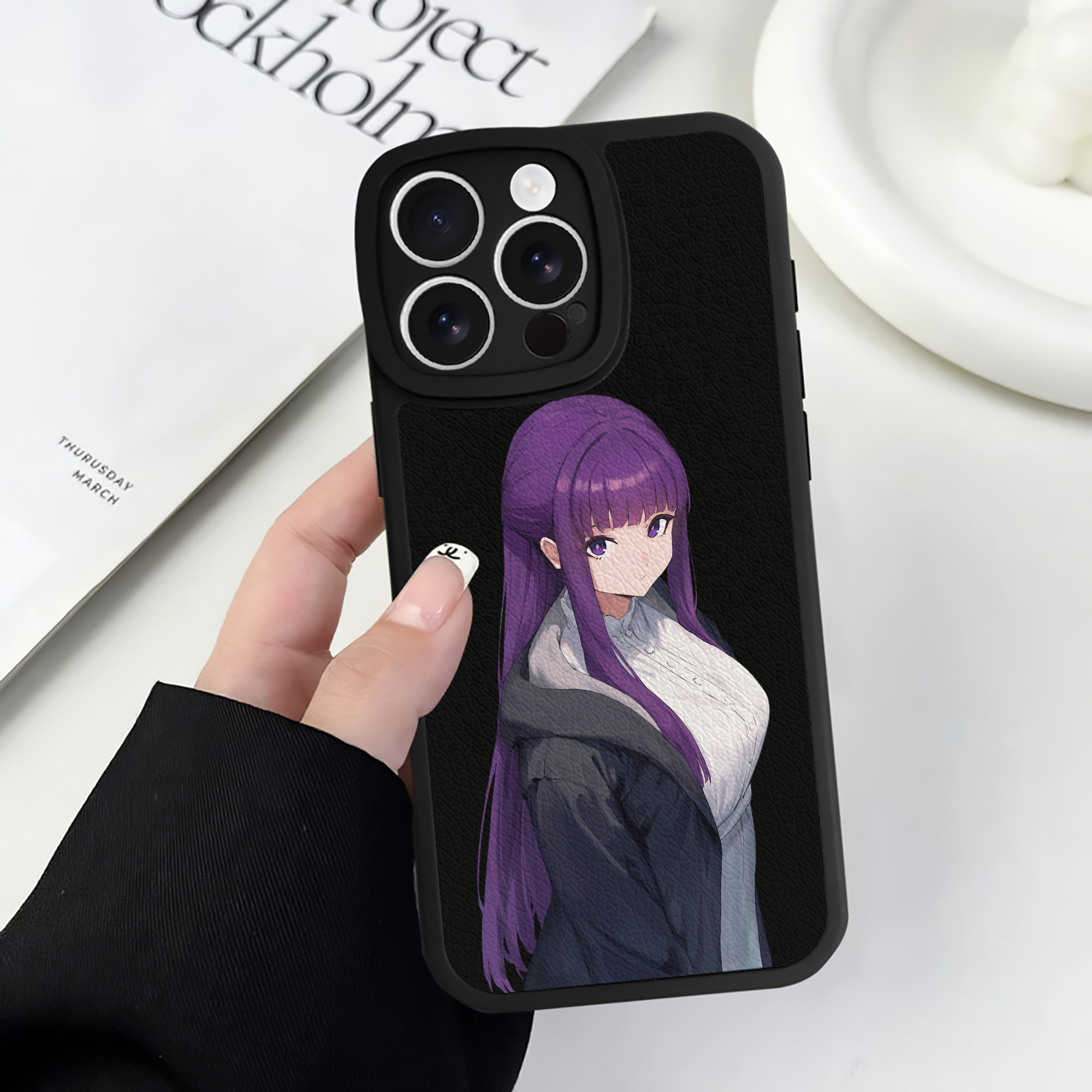 （画像用） 葬送のフリーレン Frieren 【iPhone 16シリーズ対応】シリコンスマホケース（レザー調） 材質：シリコン